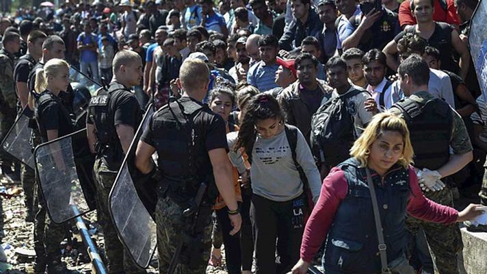 Telediario 1 - Cerca de 8.000 inmigrantes pasan de Grecia a Macedonia en las últimas 24 horas