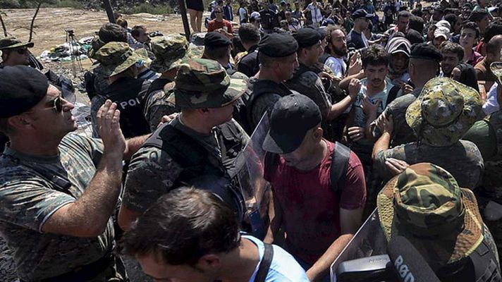 Telediario 1 - La Comisión Europea no ve necesaria una reunión en torno a la llegada masiva de refugiados y migrantes en Macedonia