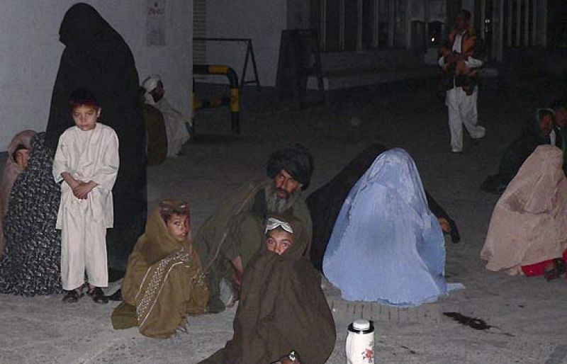 100 muertos y decenas de heridos por un terremoto en Pakistán