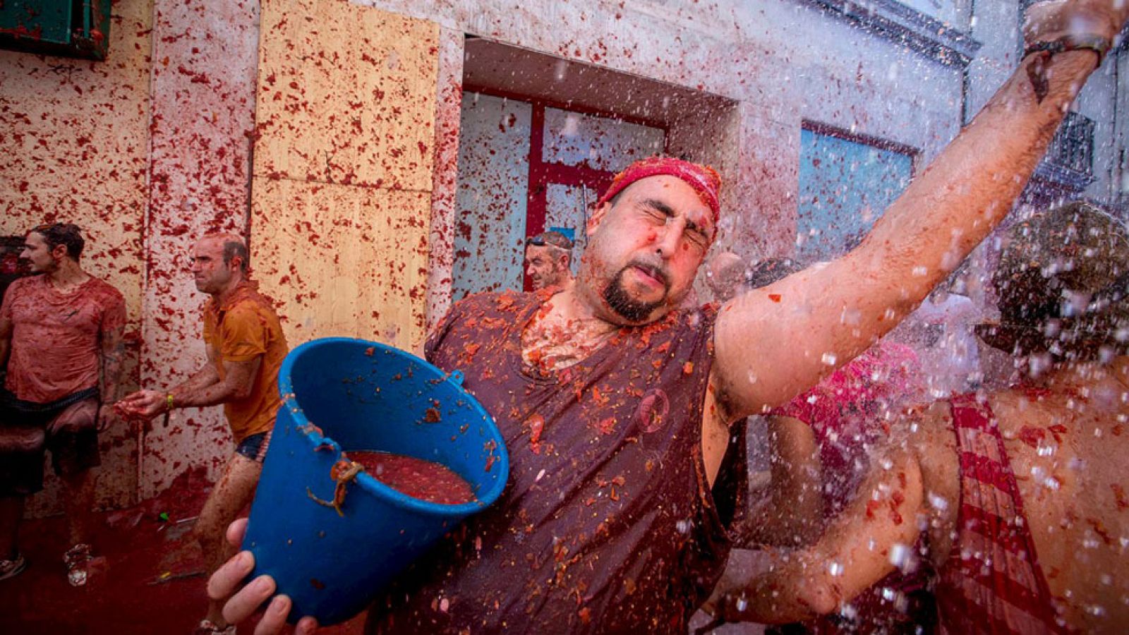 Más de 20.000 personas celebran el 70 aniversario de la tomatina de Buñol