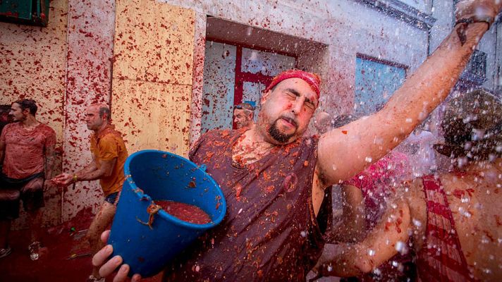 Telediario 1 - Más de 20.000 personas celebran el 70 aniversario de la tomatina de Buñol