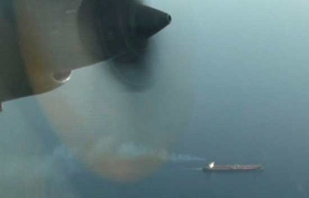  - Un avión salva a un barco panameño