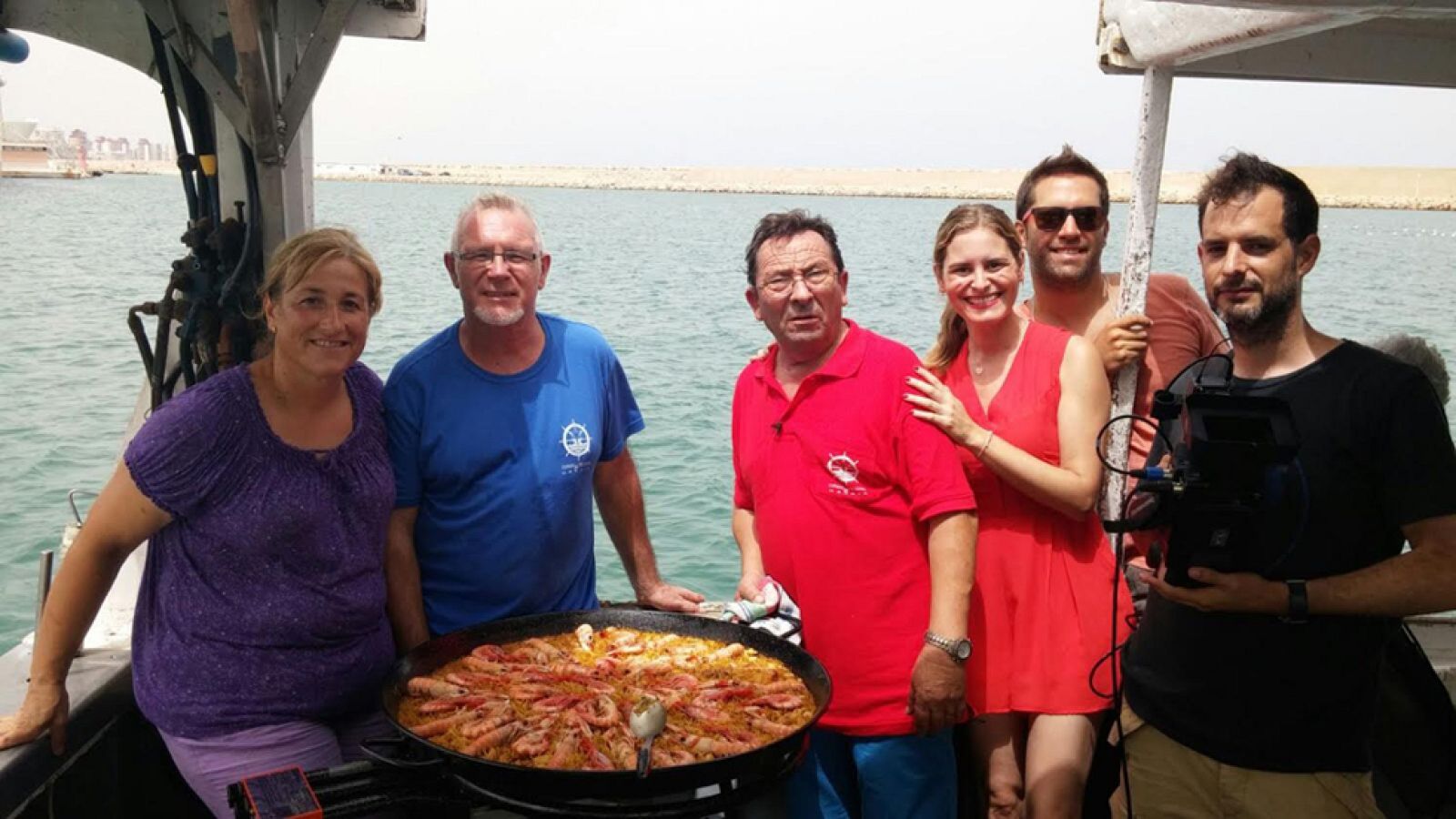 Degustamos la mejor fideuá de Valencia, en plena mar