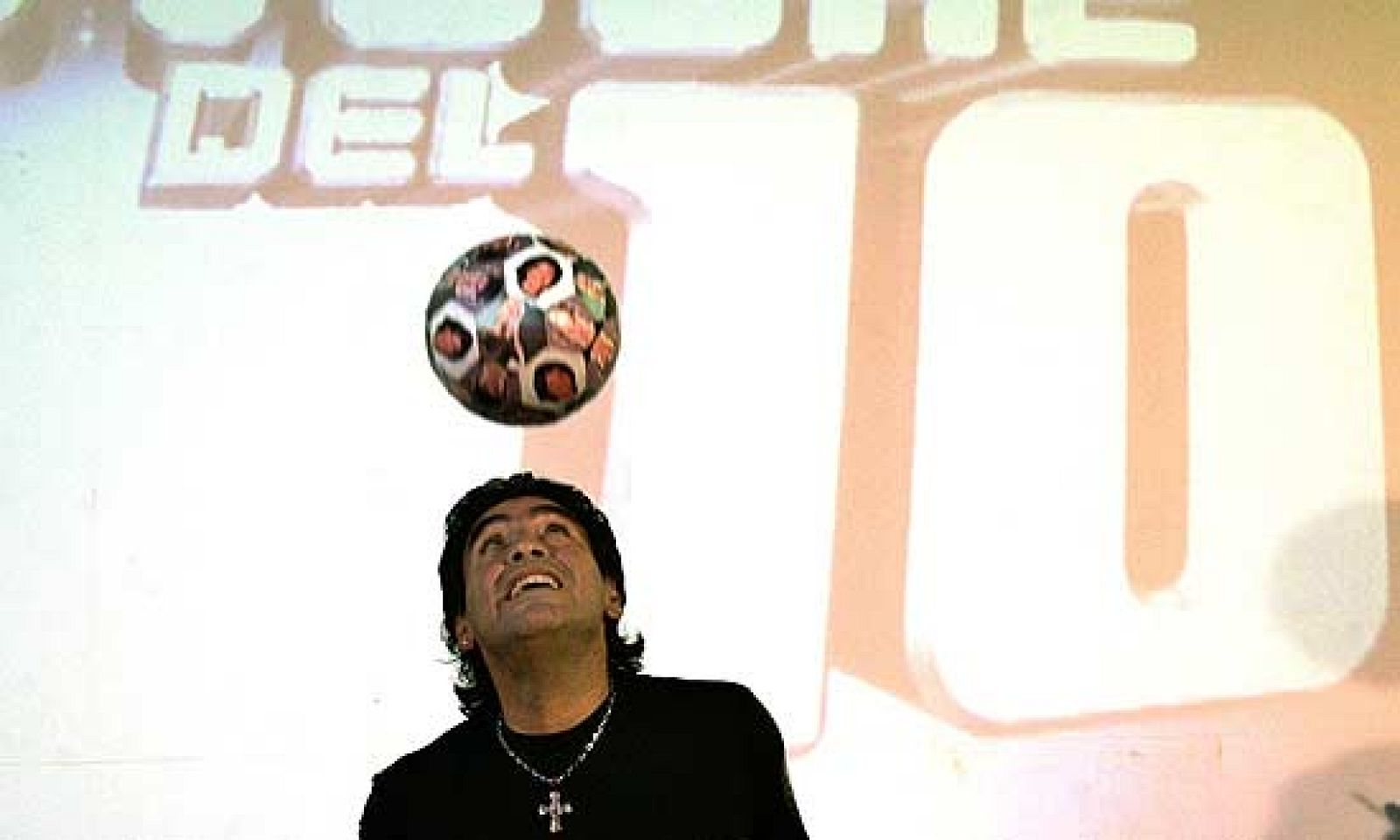 Diego Armando Maradona, que puede presumir de ser un mito viviente del fútbol, dirigirá a la selección argentina.
