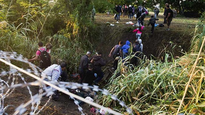Telediario 1 - Asi es el negocio del tráfico de refugiados en Europa