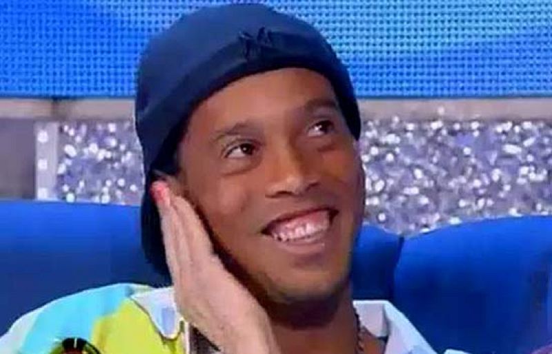 Ronaldinho y Totti son protagonistas en un programa del Canal 5 italiano.