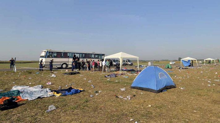 Telediario 1 - Siguen llegando miles de migrantes a la frontera de Hungría