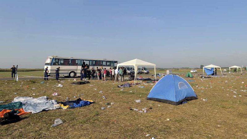 Siguen llegando miles de migrantes a la frontera de Hungría con Serbia