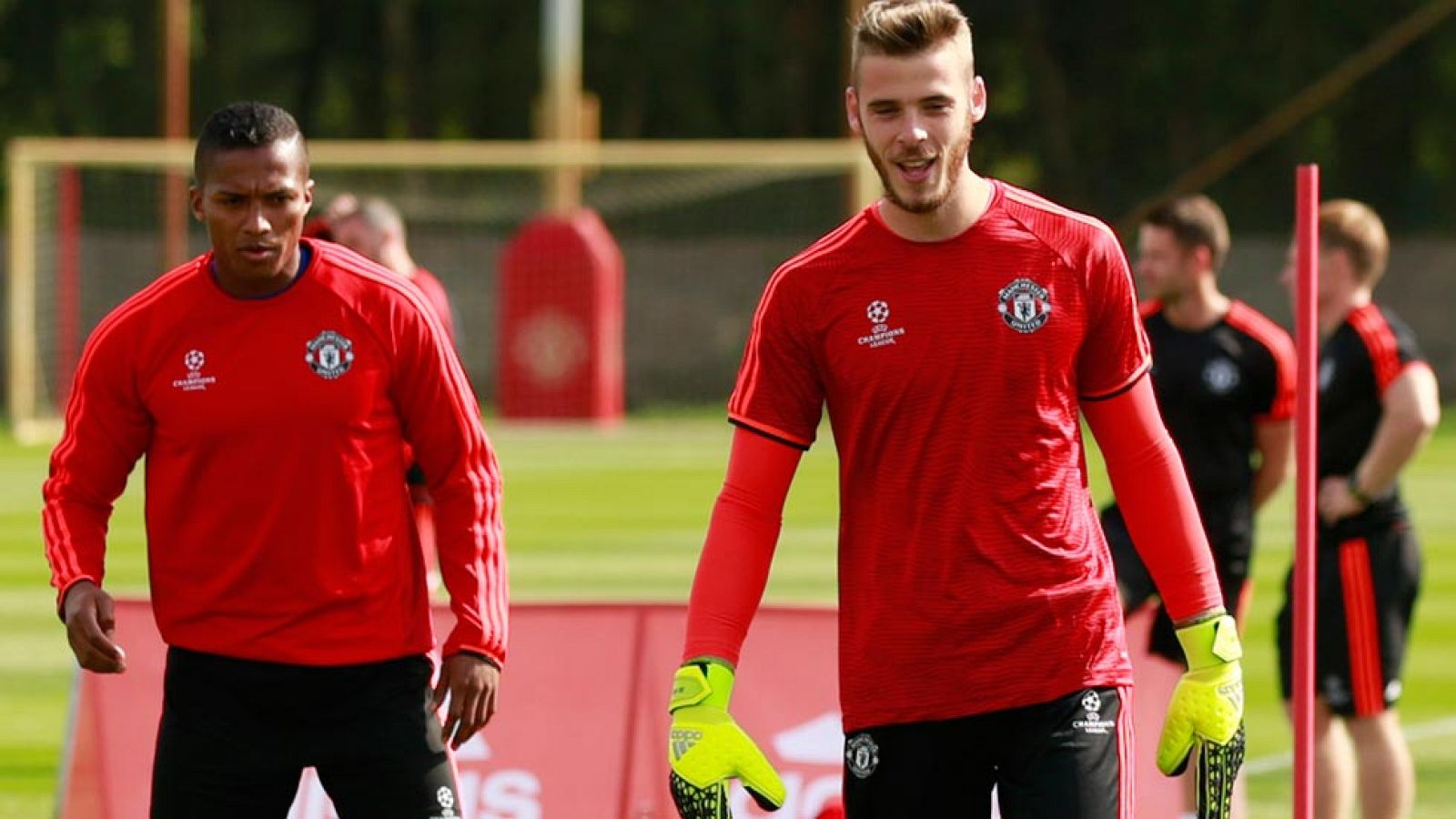 Solo falta un día para el cierre del mercado de fichajes y las negociaciones entre Real Madrid y Manchester United por el traspaso de David de Gea alcanzan sus últimos momentos. El jugador podría llegar este lunes a Madrid y ser presentado el martes.