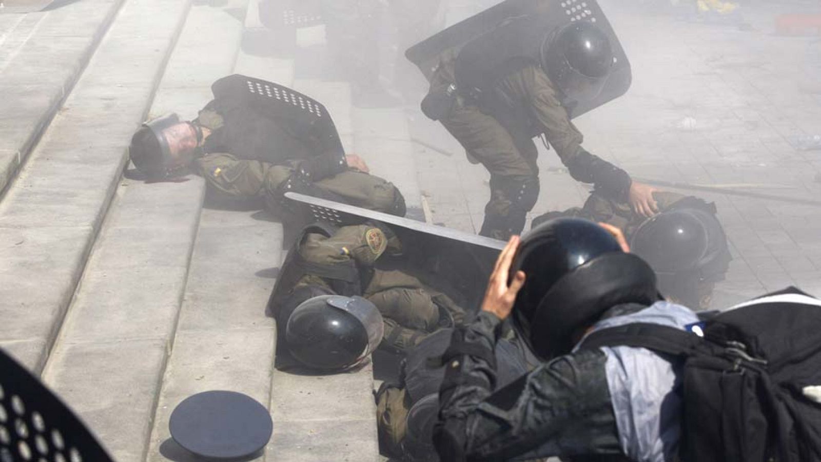 Un muerto y un centenar de heridos en choques ante el Parlamento de Ucrania a cuenta de la reforma constitucional | Ver