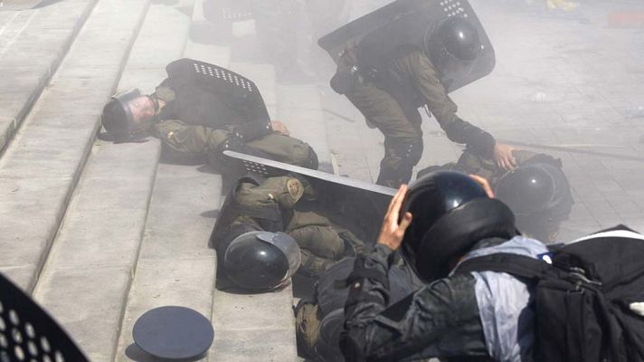 Telediario 1 - Un muerto y un centenar de heridos en choques ante el Parlamento de Ucrania a cuenta de la reforma constitucional