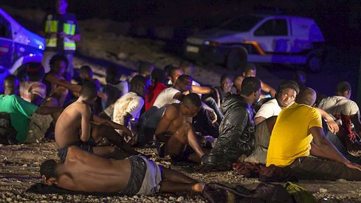 Telediario 1 - La policía investiga la procedencia de los 40 inmigrantes llegados en una patera a Gran Canaria