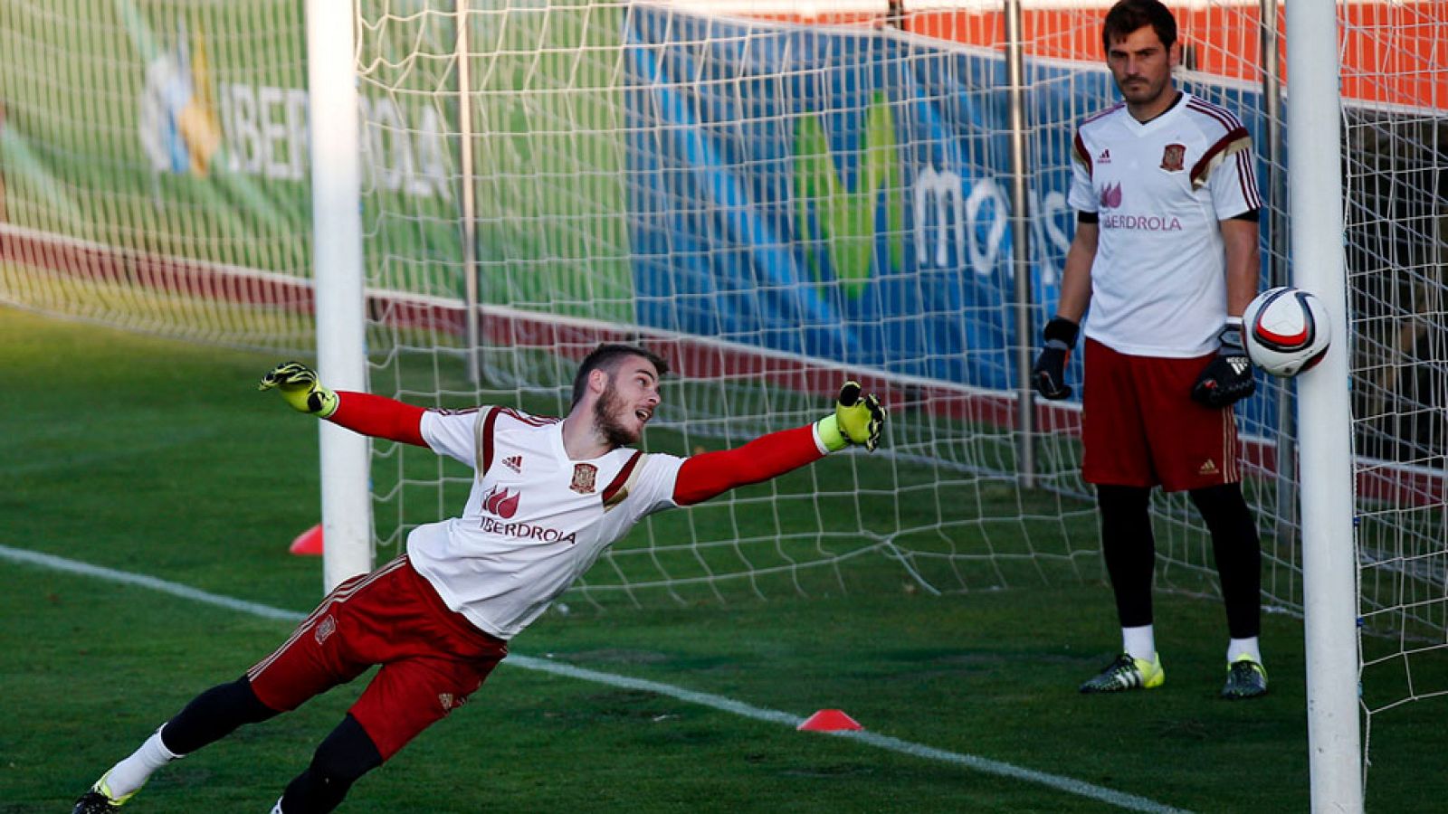 De Gea se olvida de su fichaje fallido por el Madrid con la Roja | Ver