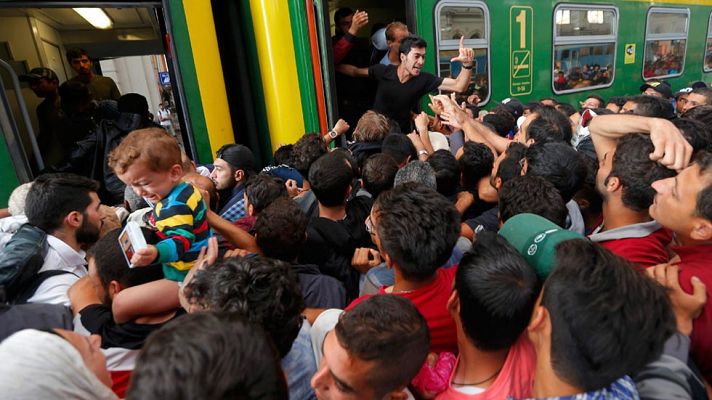 Informativo 24h - Los refugiados intentan tomar trenes en Budapest