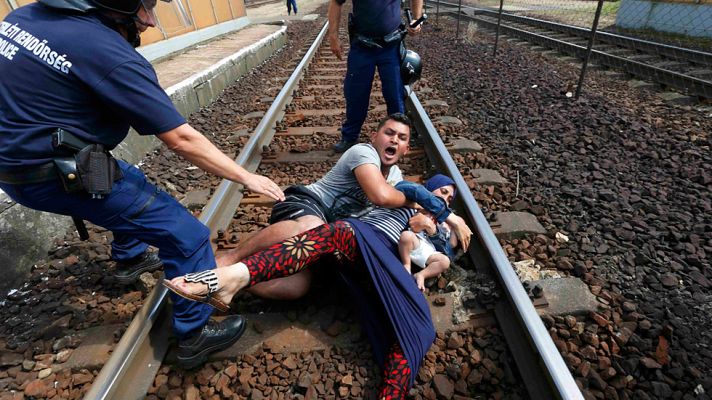 Telediario 1 - Tras dos días acampados cientos de inmigrantes intentan coger un tren en Budapest