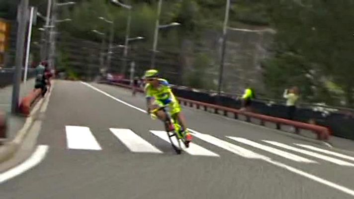 Vuelta ciclista a España - Sergio Paulinho y la moto de TVE chocan fortuitamente durante la etapa 11 de la Vuelta