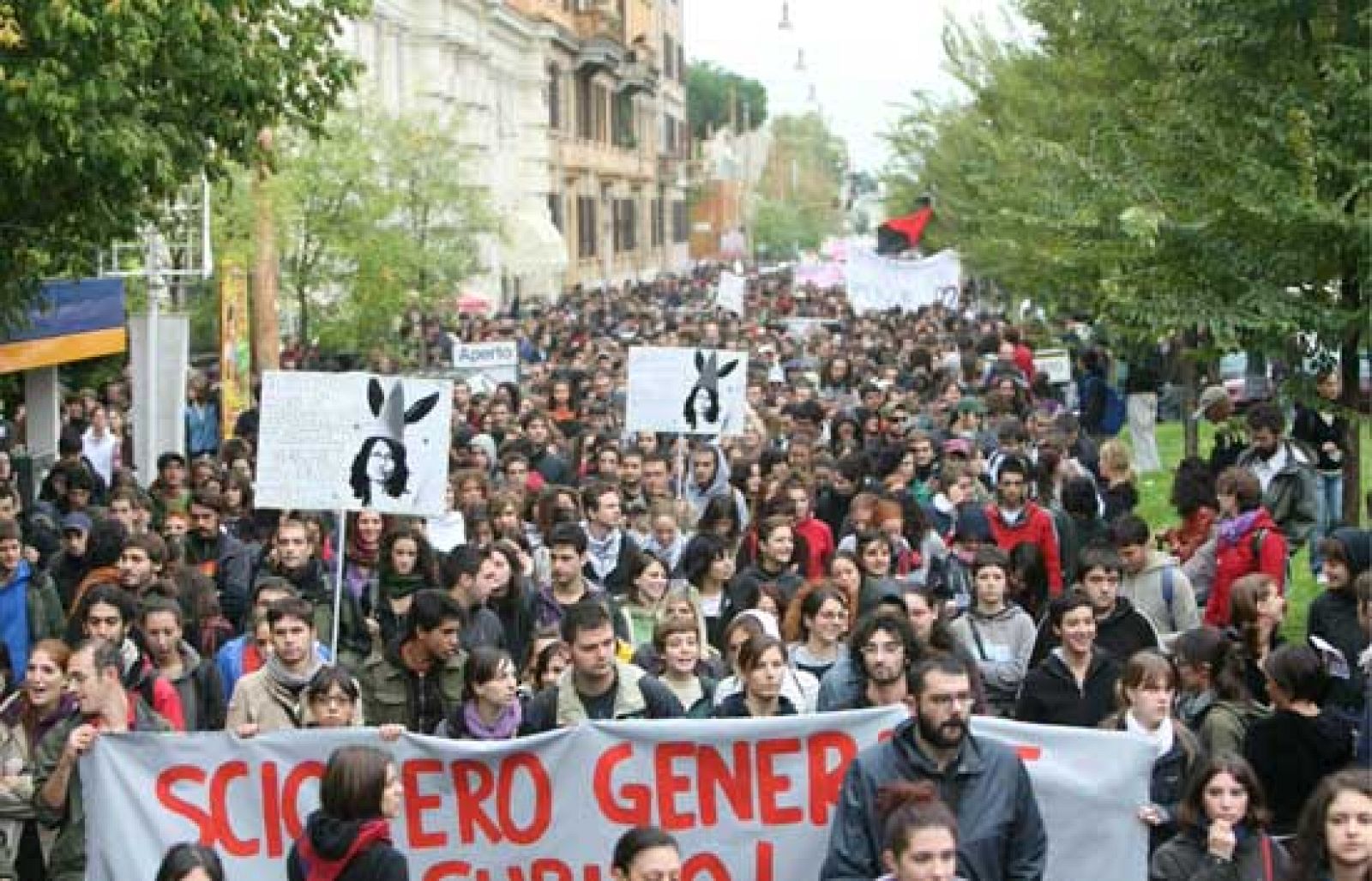 Miles de estudiantes se manifiestan en Roma contra la reforma de la educación | Ver