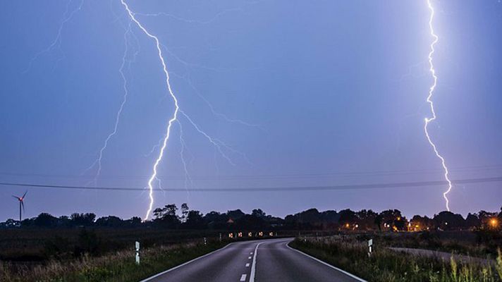 El tiempo - Nuboso con chubascos en medio país