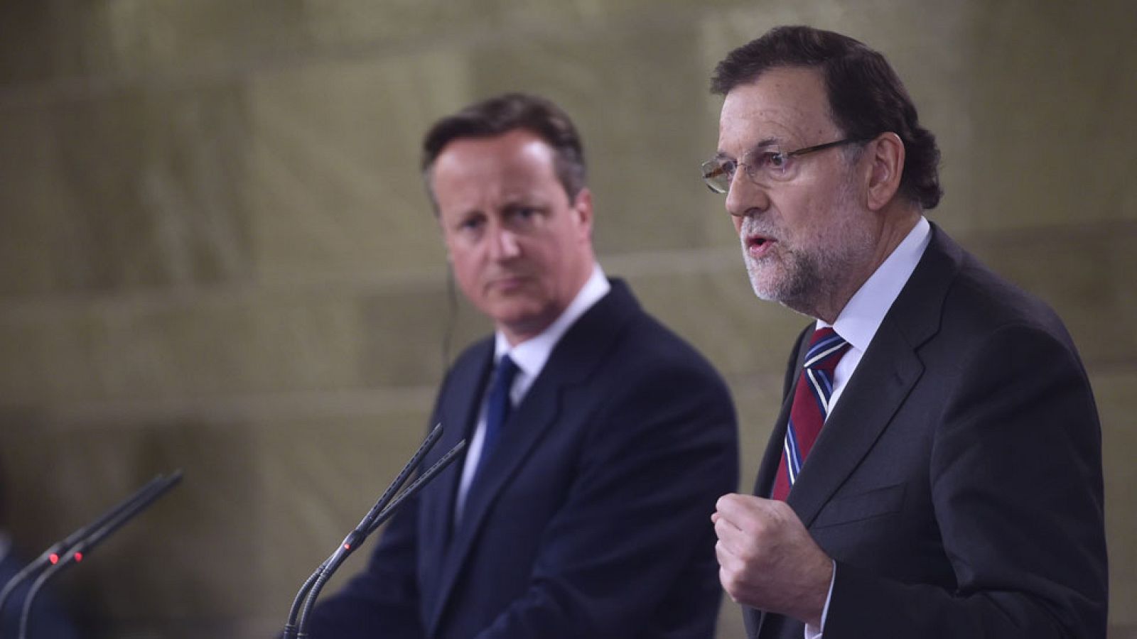 Cameron dice que Cataluña "debe ajustarse a la ley" | Ver