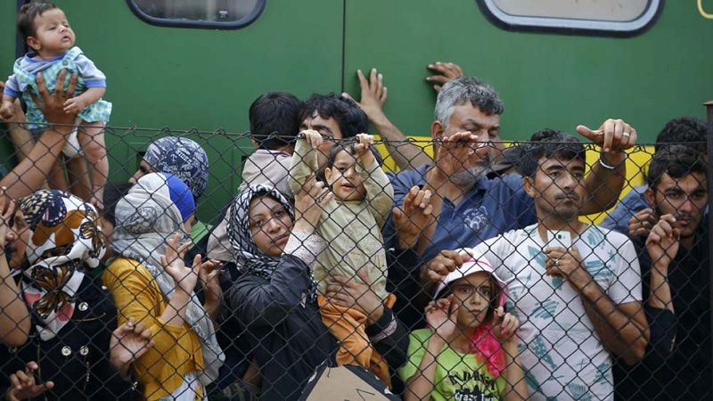 Los refugiados bajan del tren varado en la ciudad húngara de Bicske | Ver