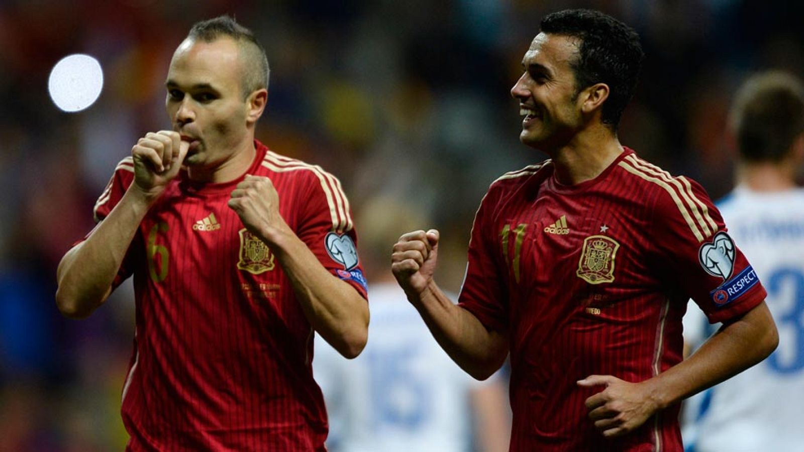Iniesta hace el segundo de España desde el punto de penalti (2-0) | Ver