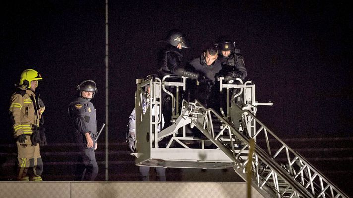 Los desayunos - Heridos varios policías e internos en el CIE de Valencia en un intento de fuga