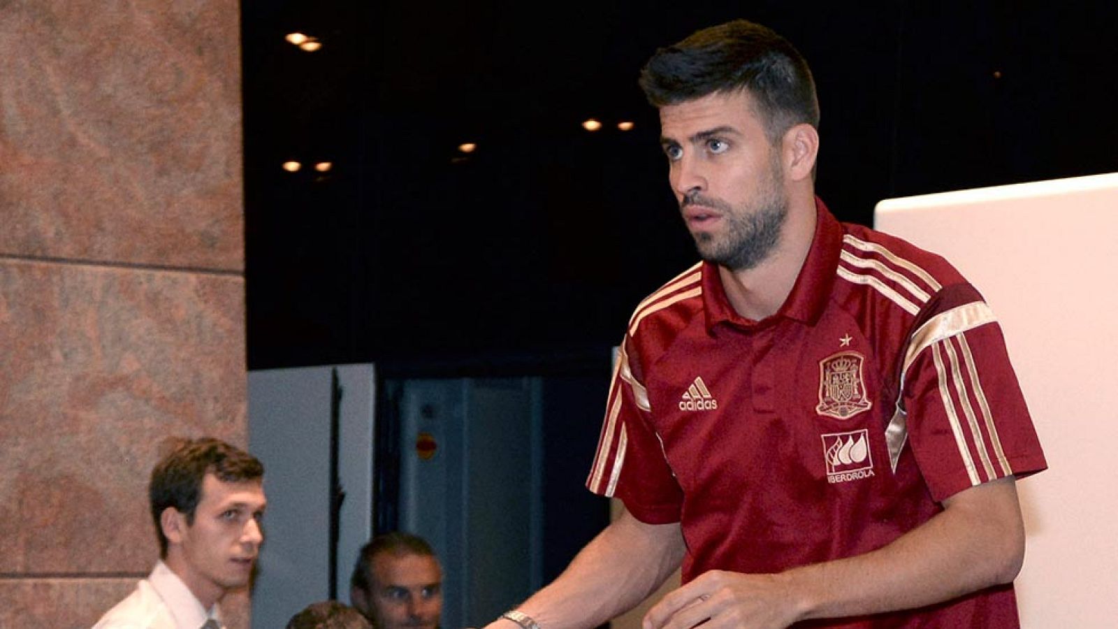 Piqué, arropado por Del Bosque y sus compañeros ante los pitos | Ver