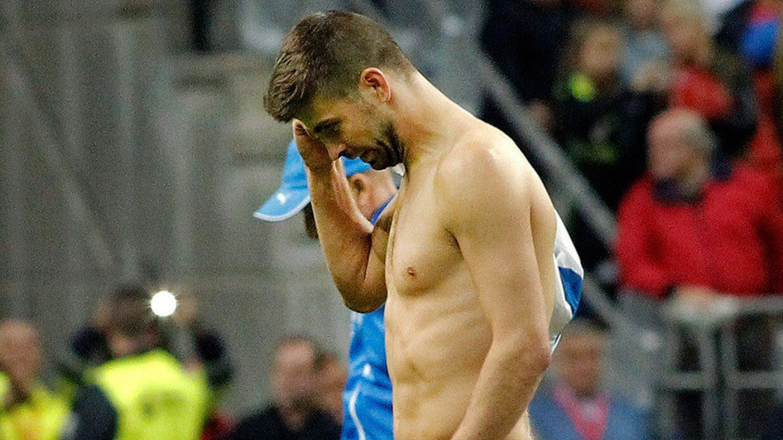 El último capítulo de la tormentosa relación de Piqué con un  sector de los aficionados de la selección estuvo a su salida  de una discoteca de Gijón la noche del partido ante Eslovaquia. Pero los pitos en el partido del sábado, ya los recibió en jun