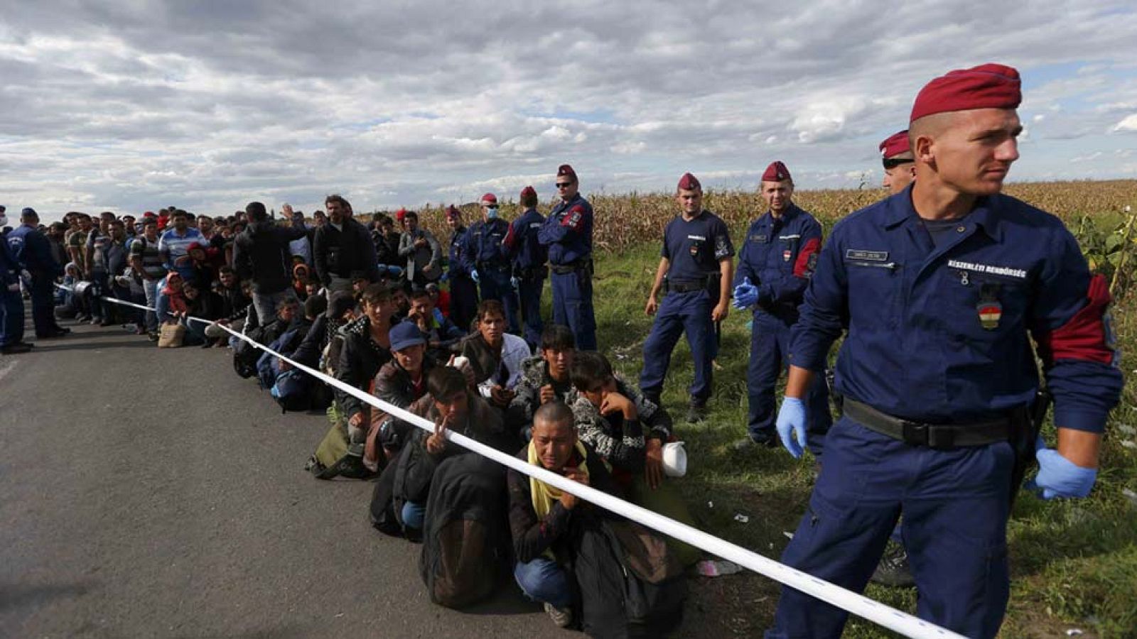 Sigue la llegada de miles de refugiados al sureste europeo | Ver