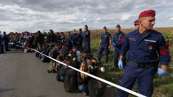 Telediario 1 - Sigue la llegada de miles de refugiados al sureste europeo