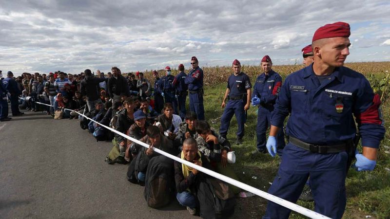 Sigue la llegada de miles de refugiados al sureste europeo | Ver