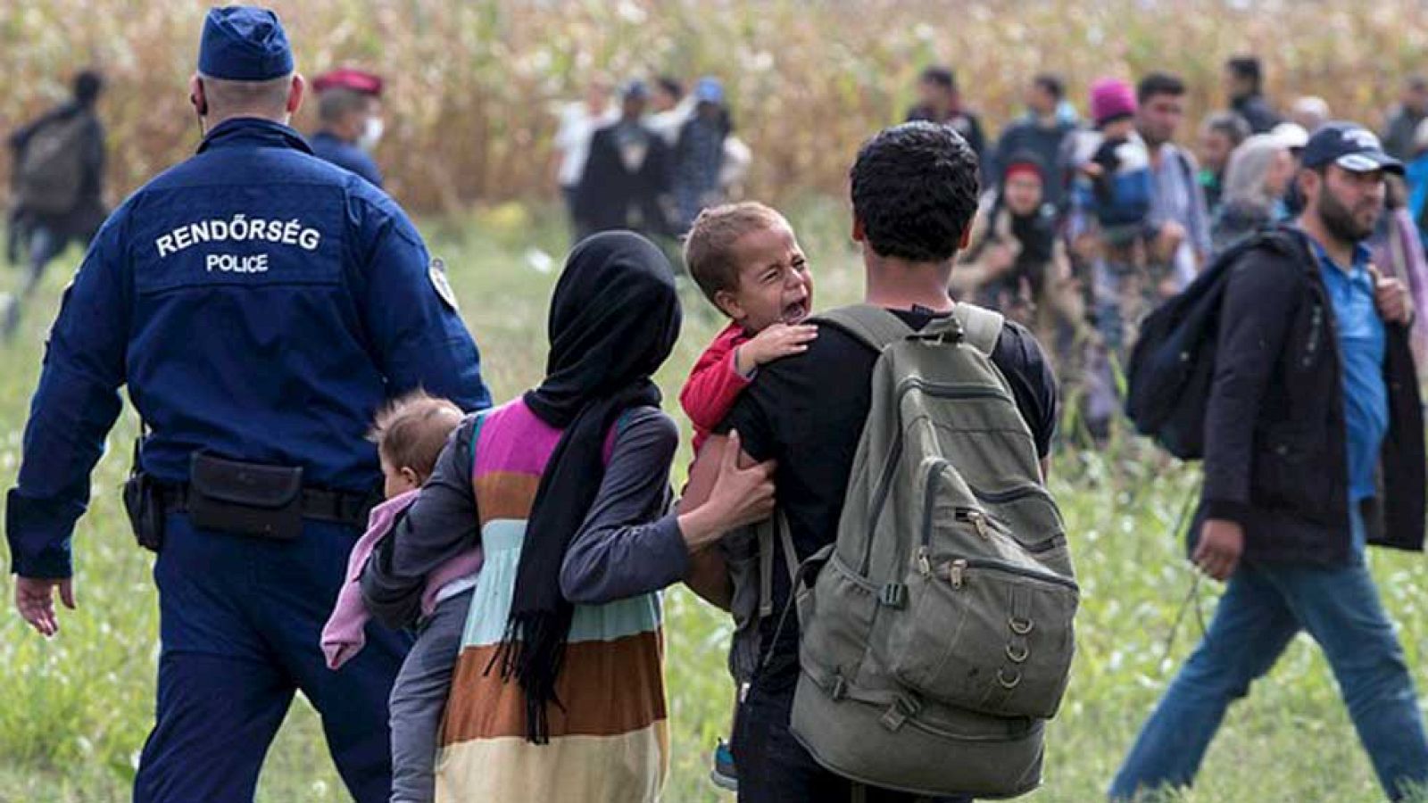 Familias enteras se resisten a los intentos de la policía húngara de reconducirlas al campo de Roszke
