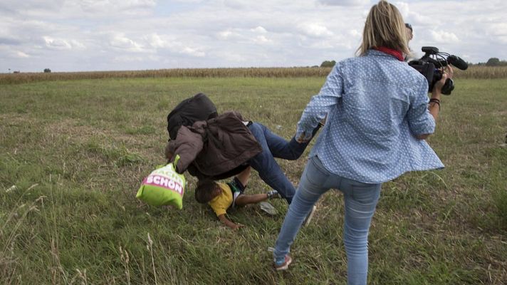 Telediario 1 - Polémicas imágenes de una periodista húngara zancadilleando