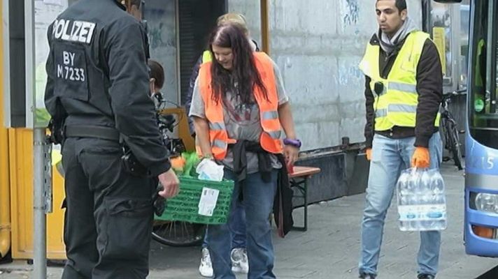 Telediario 1 - Cientos de voluntarios se vuelcan con los refugiados en Alemania