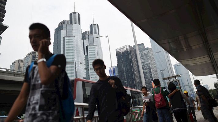 Telediario 1 - China anima a los empleados públicos a coger más vacaciones para que mejore el consumo