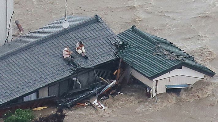 Telediario 1 - Japón evacúa a 100.000 personas tras el paso del tifón Etau
