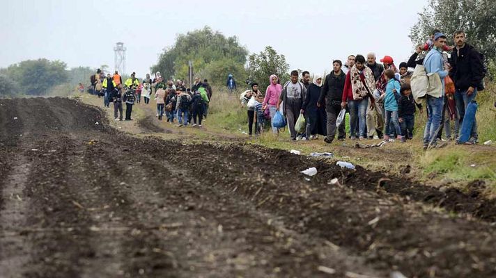 Telediario 1 - Sigue la entrada de refugiados en Hungría
