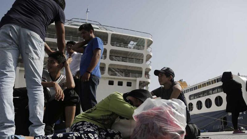 En Lesbos siguen llegando refugiados en balsas