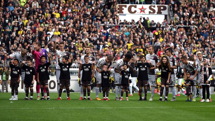 Telediario 1 - El fútbol, con los refugiados