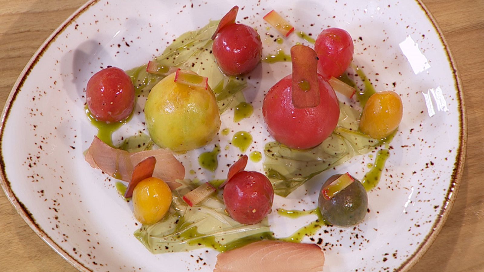 Receta de tomates rellenos de olivada y albahaca