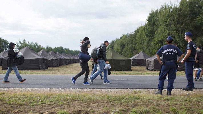 Telediario 1 - Continúa el flujo de refugiados en Hungría ante el inminente cierre de la frontera con Serbia