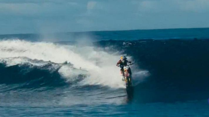 Telediario 1 - Robbie Maddison calbalga las olas con su moto