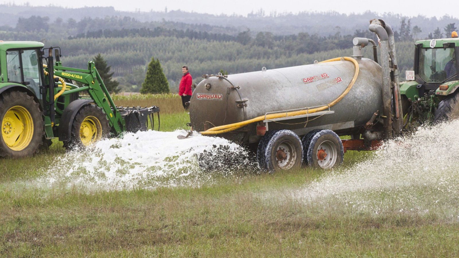 Ganaderos gallegos derraman 130.000 litros de leche en protesta por los bajos precios del sector