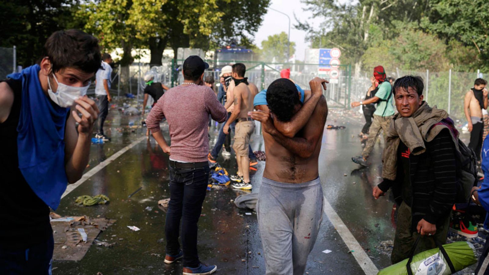 La policía húngara usa gases lacrimógenos para impedir la entrada de refugiados