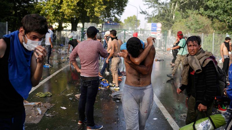 La policía húngara usa gases lacrimógenos para impedir la entrada de refugiados