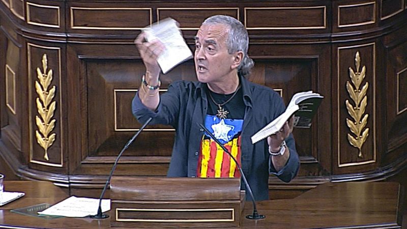 Sabino Cuadra, de Amaiur, rompe hojas de la Constitución en la tribuna del Congreso