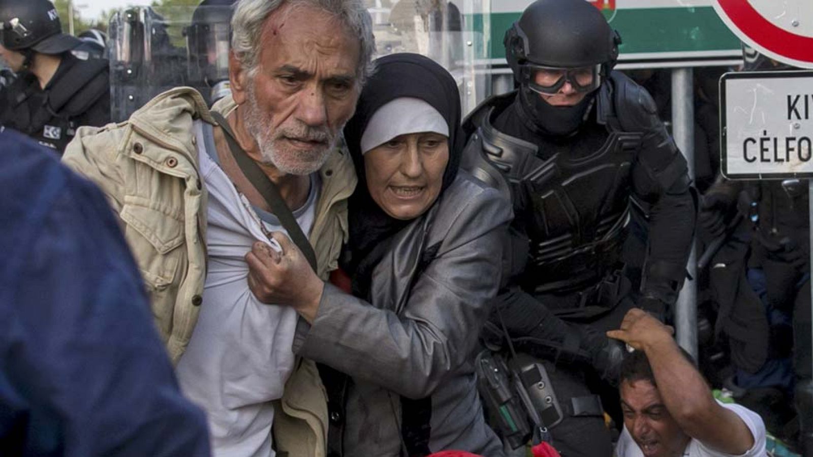 Hungría lanza gases lacrimógenos contra refugiados que intentan pasar la frontera | Ver