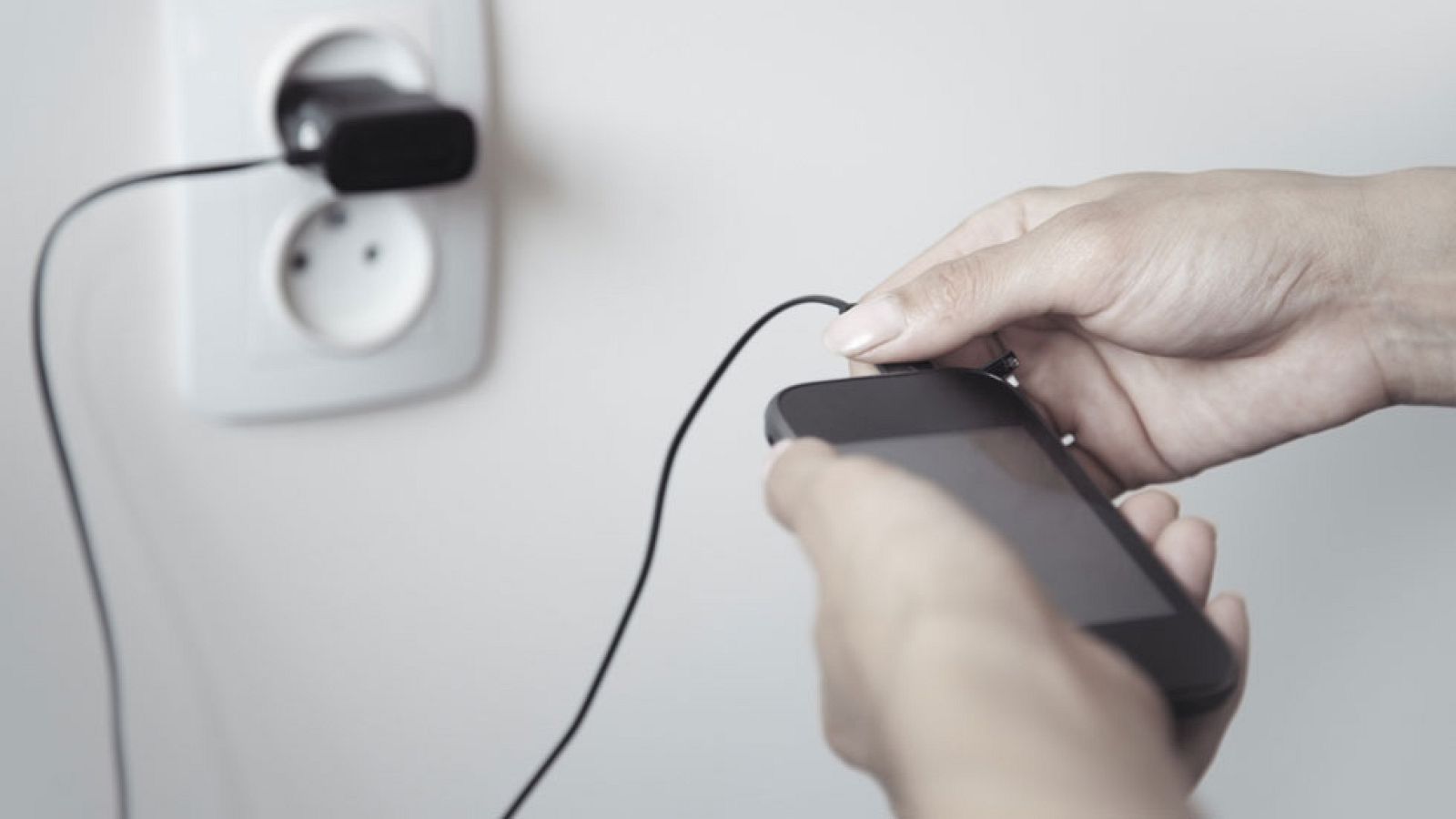 Las baterías de los teléfonos móviles y los cargadores pueden explotar si se deterioran