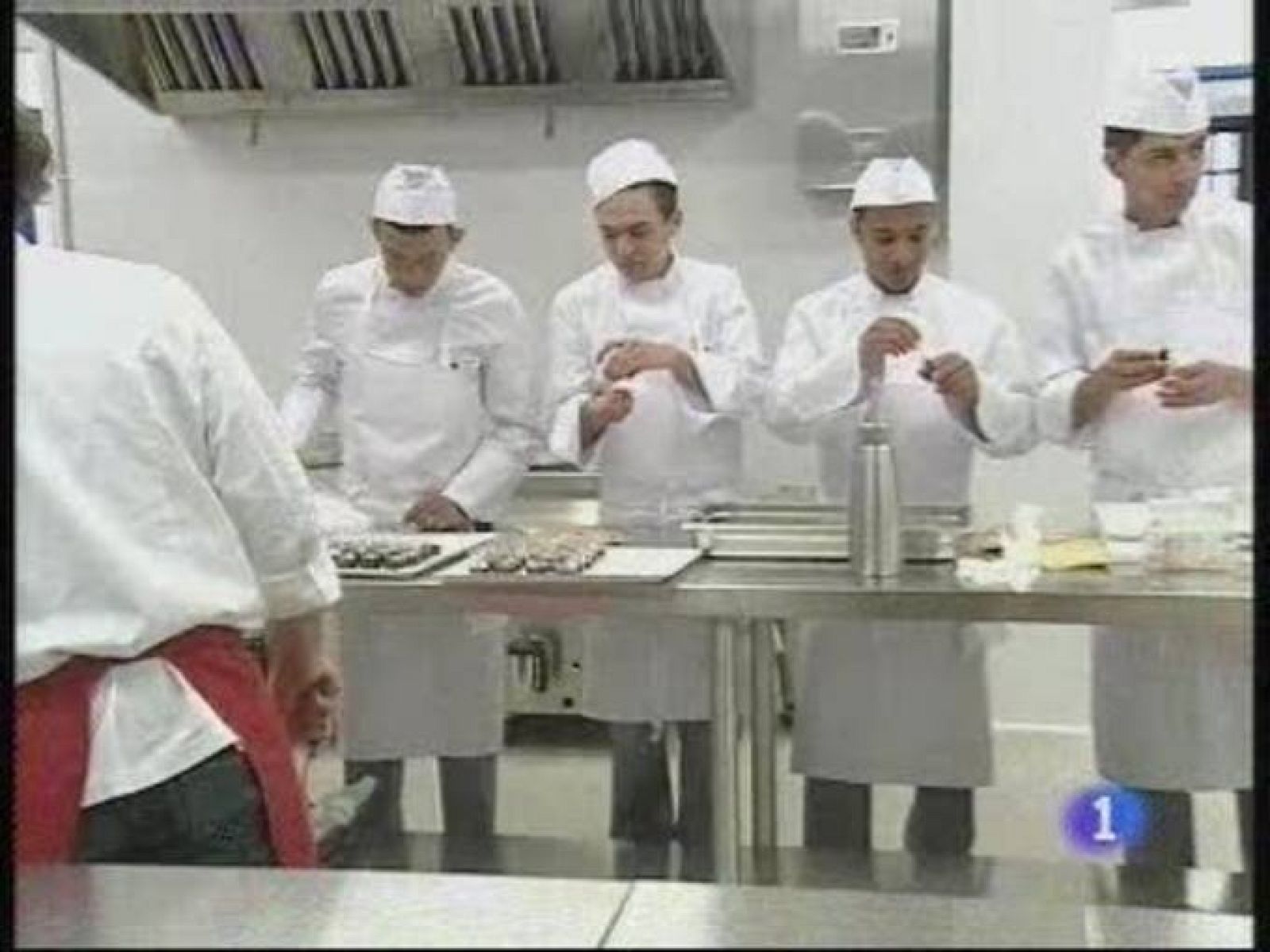 La cárcel de Alcalá-Meco forma como ayudantes de cocina a sus presos con cursos impartidos por cocineros ilustres, como Andrés Madrigal.
