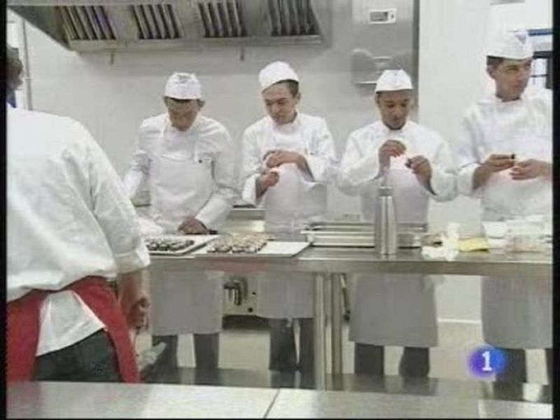 La cárcel de Alcalá-Meco forma como ayudantes de cocina a sus presos con cursos impartidos por cocineros ilustres, como Andrés Madrigal.